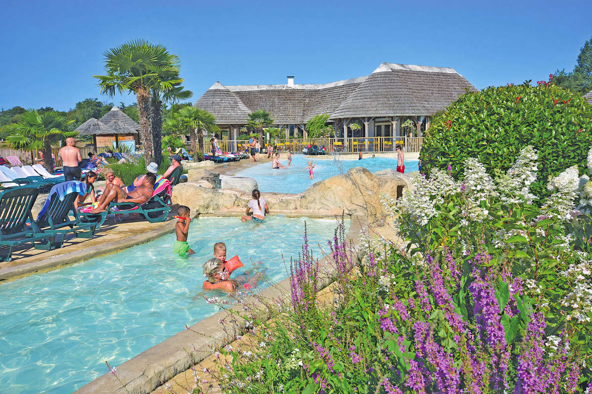 Kompleks basenów na kempingu Les Alicourts Resort