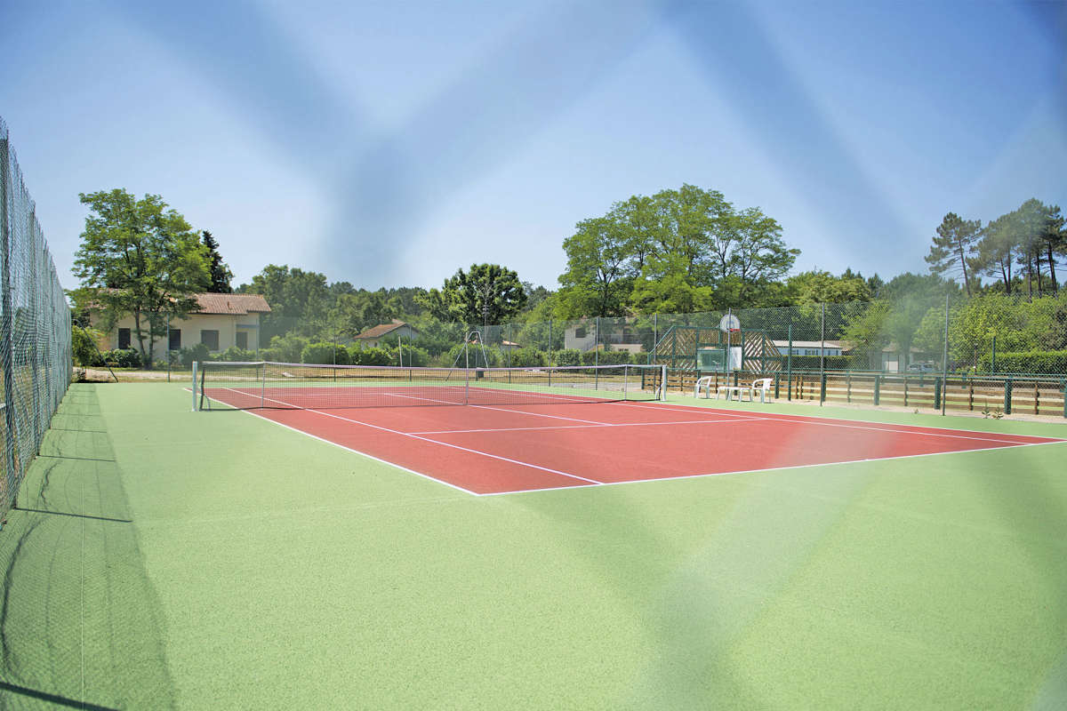 Kort tenisowy na kempingu Le Soleil des Landes