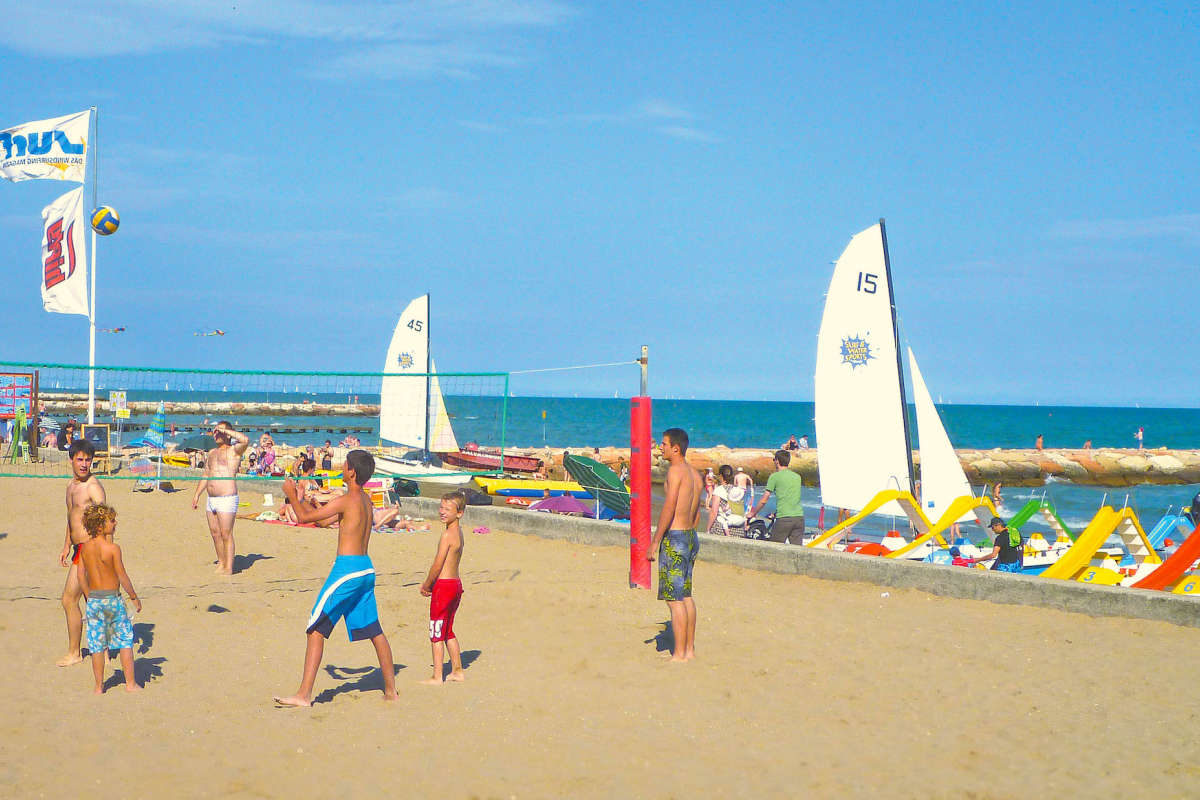 Siatkówka plażowa na kempingu Villaggio San Francesco