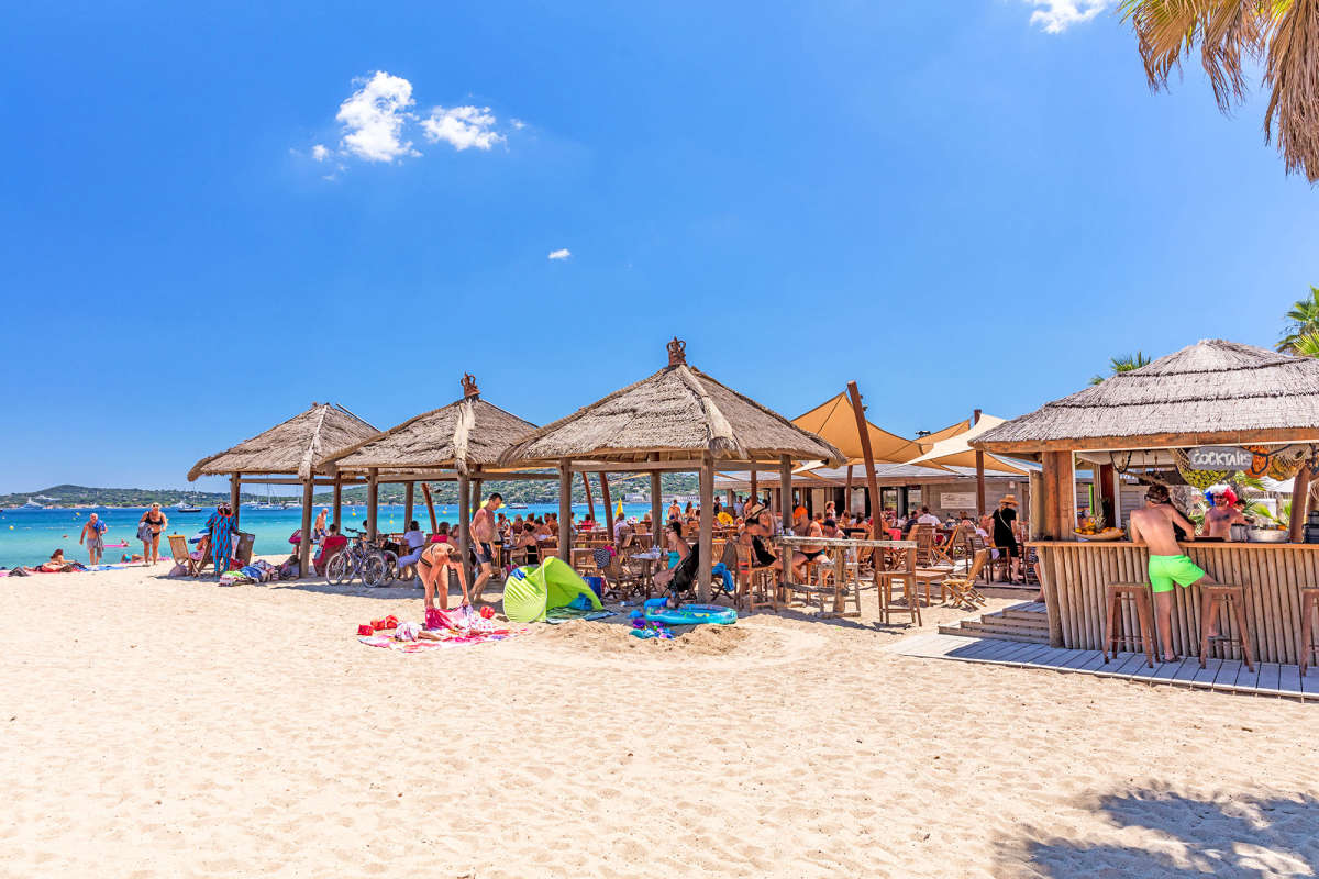 Bar na plaży przy kempingu Les Prairies de la Mer