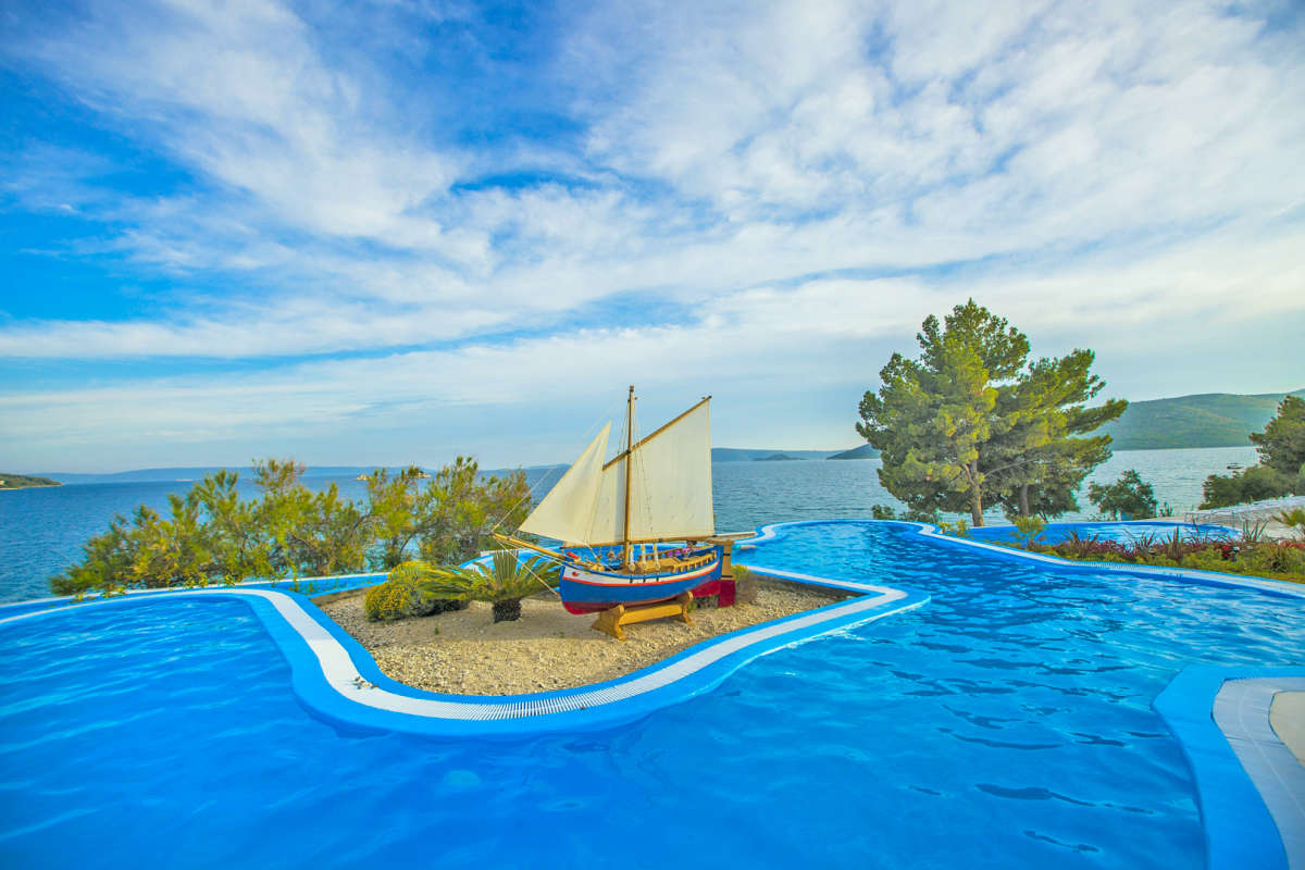 Widok z basenu na kempingu Belvedere Trogir